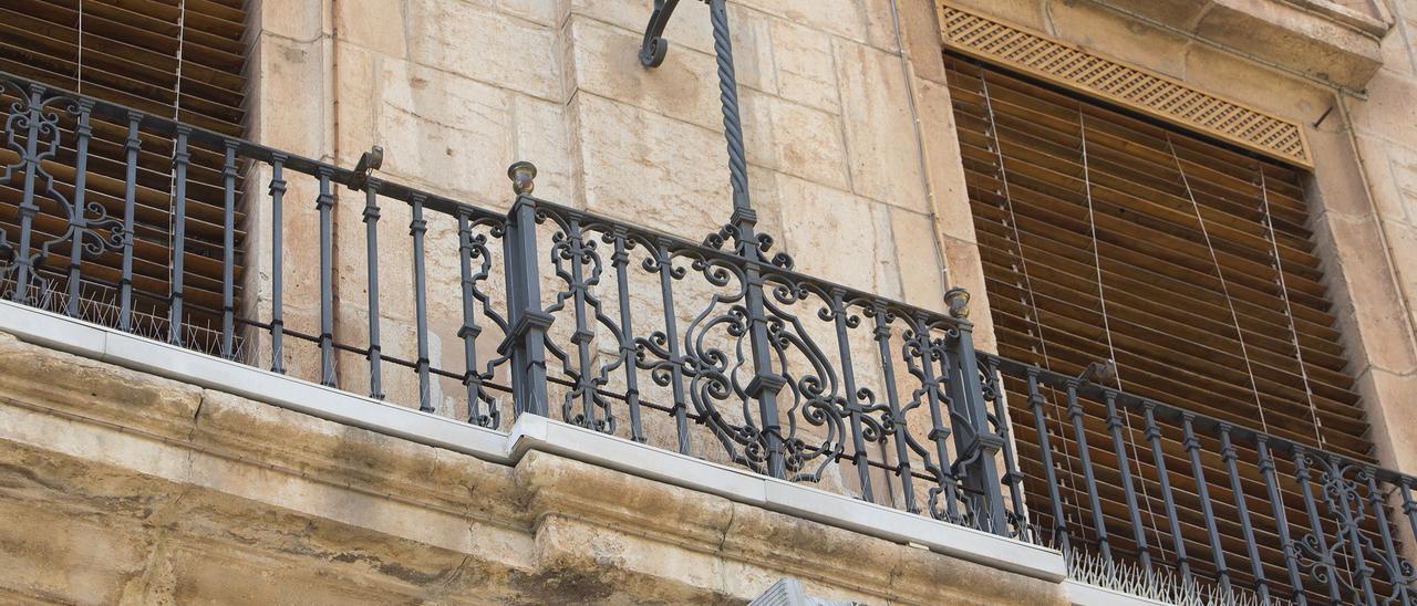 Detalle de la fachada del Ayuntamiento de Castelló.