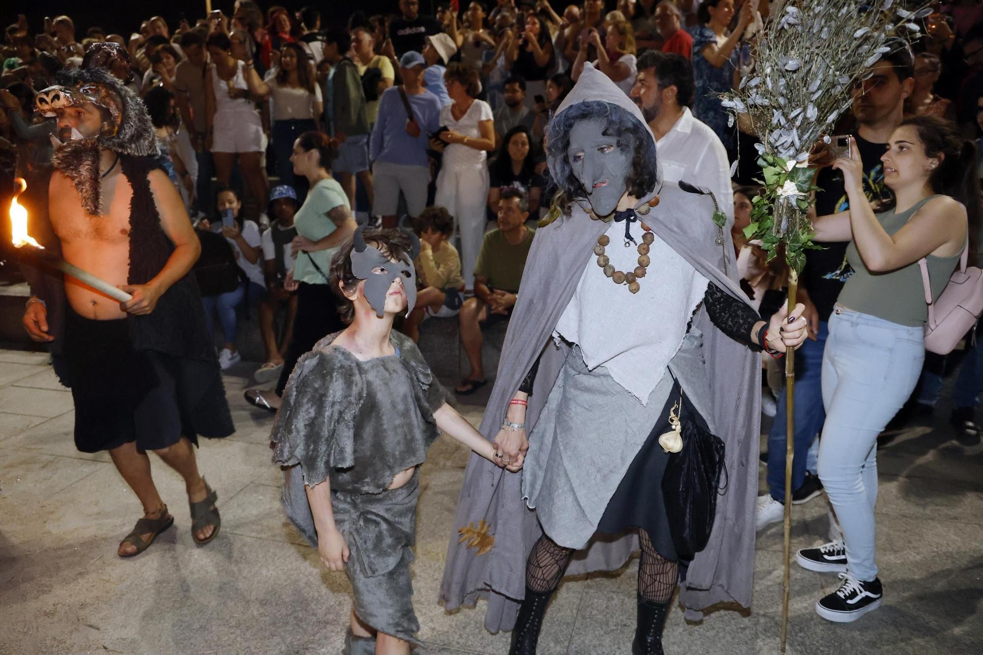 Ambientazo en las playas y plazas llenas para celebrar la noche meiga