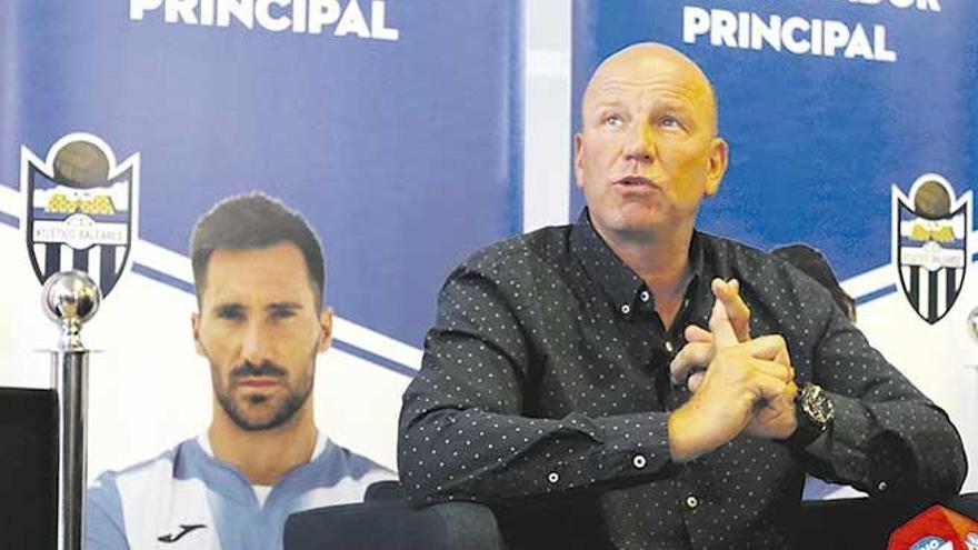 El presidente y propietario del Atlético Baleares, Ingo Volckmann, confirmó ayer su continuidad al frente del club blanquiazul.