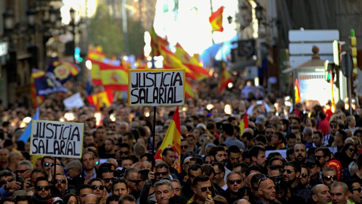 Una de las manifestaciones masivas por la equiparación salarial.