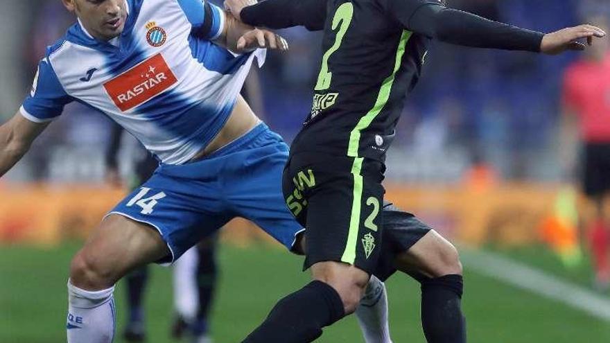 Jurado, del Espanyol, disputa un balón a Douglas Pereira. // Efe