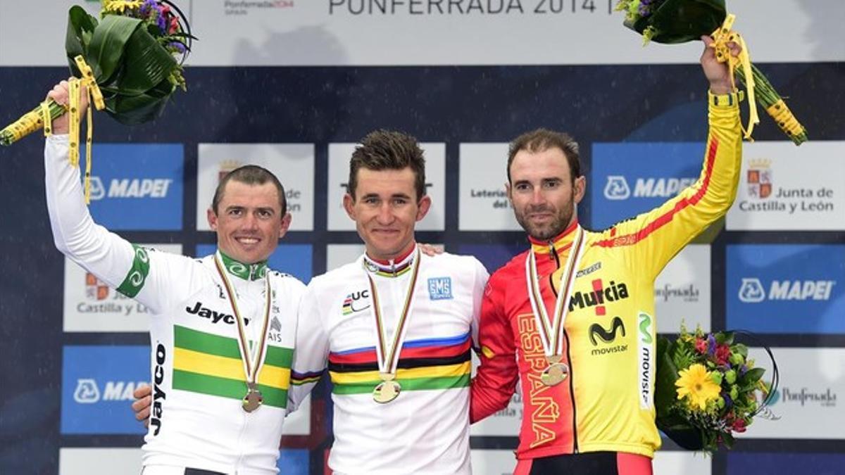 Kwiatkowski, en el podio con el maillot arcoíris, rodeado por Gerrans (plata) y Valverde (bronce).