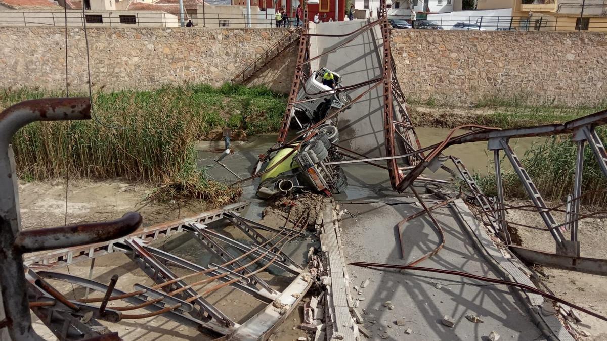 El puente colapsó porque pasó un vehículo pesado en marzo de 2021.