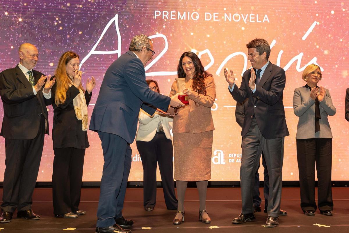 La autora castellonense junto al president de la Generalitat y el presidente de la Diputación de Alicante.