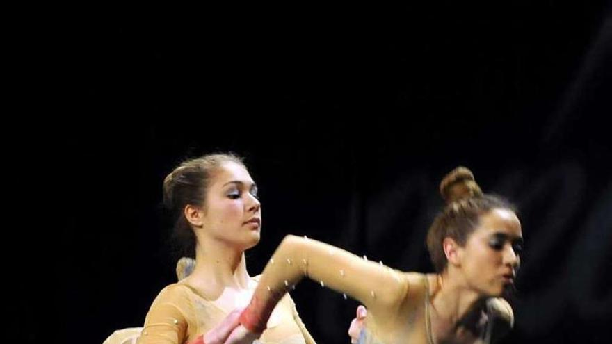 Dos alumnas de Scene Ballet, durante su actuación. // Bernabé/J. Lalín