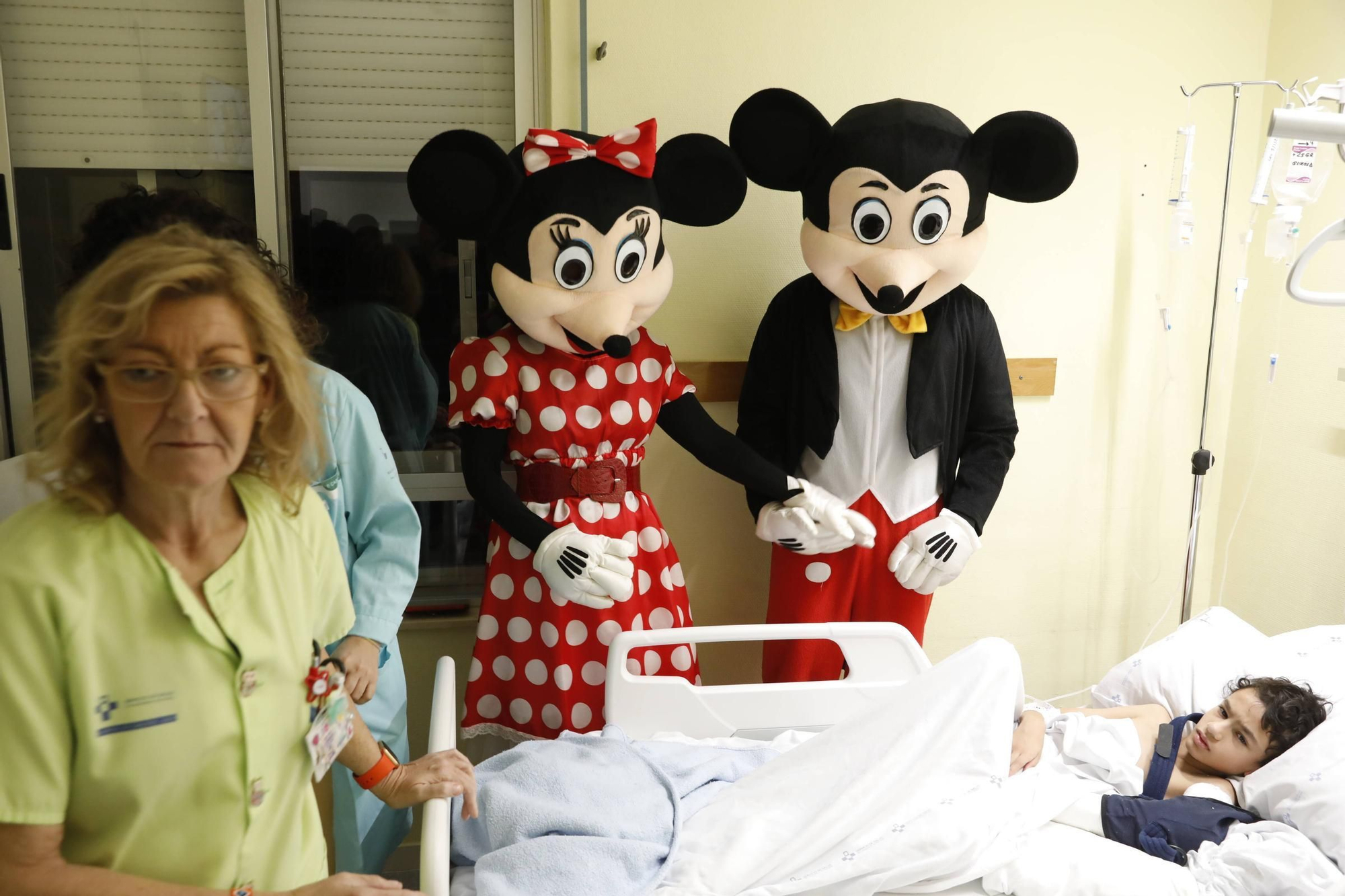 Así fue la visita de Mickey y Minnie Mouse al Hospital de Cabueñes (en imágenes)
