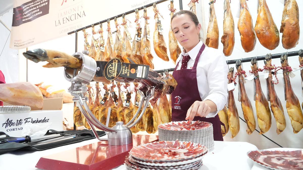 Degustación de jamón ibérico en la Feria del Jamón 2022 de Villanueva de Córdoba.