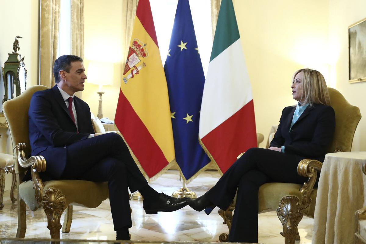 GRAF3590. ROMA, 05/04/2023.- El presidente del Gobierno español, Pedro Sánchez, y la primera ministra italiana, Giorgia Meloni, conversan durante su reunión para analizar asuntos que van a ser objeto de negociación en la Unión Europea (UE) durante el semestre de presidencia española, este miércoles en Roma (Italia). EFE/ Fernando Calvo/Pool Moncloa - SOLO USO EDITORIAL/SOLO DISPONIBLE PARA ILUSTRAR LA NOTICIA QUE ACOMPAÑA (CRÉDITO OBLIGATORIO) -. - SOLO USO EDITORIAL/SOLO DISPONIBLE PARA ILUSTRAR LA NOTICIA QUE ACOMPAÑA (CRÉDITO OBLIGATORIO) -