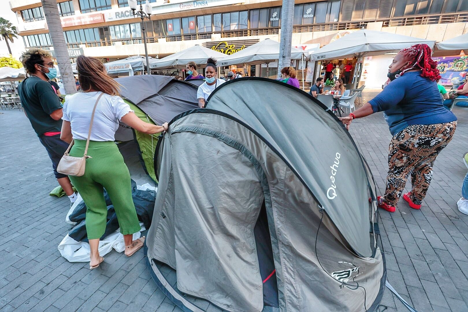 Traslado de la acampada de la plataforma antidesahucios en Santa Cruz