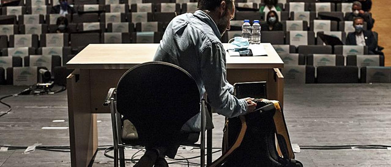 Jácome, en el pleno de ayer en el Auditorio. |   // BRAIS LORENZO