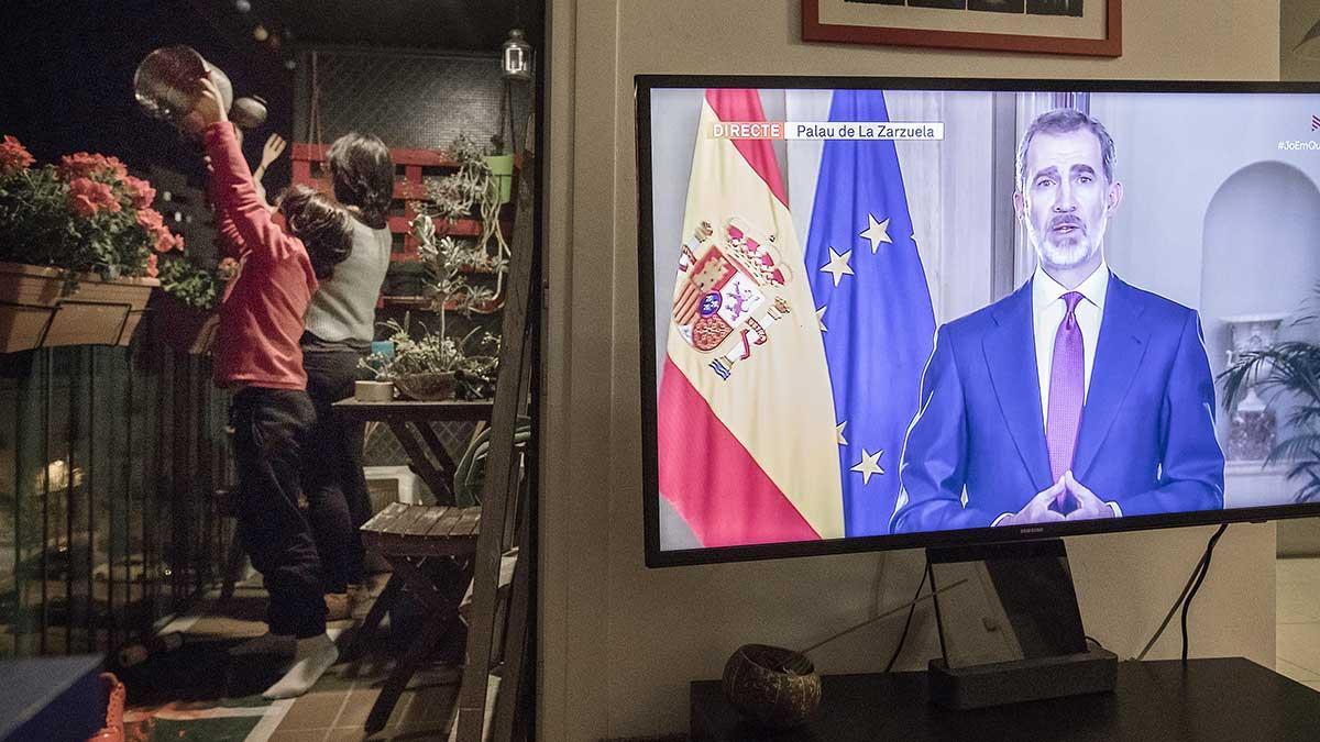 Los vecinos de Poblenou y Gracia hacen sonar las cazuelas durante el discurso del Rey, como protesta.