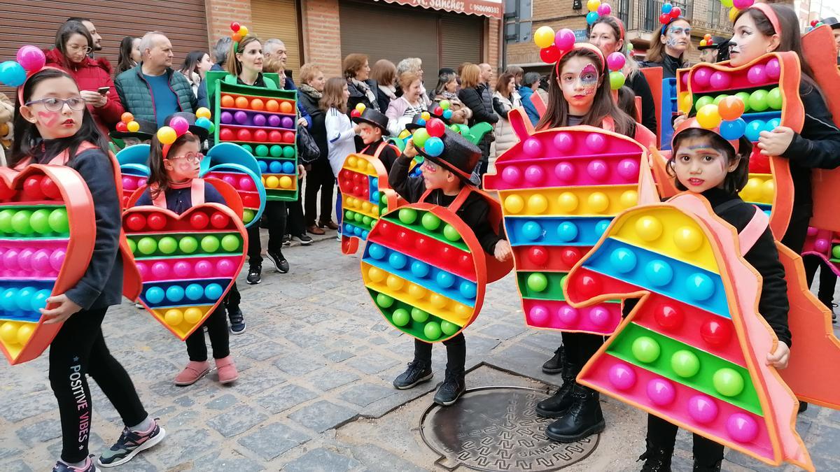 Niños desfilan por las calles de Toro con su disfraz de Popit