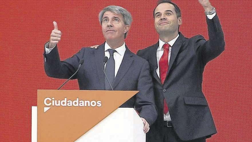 El expresidente madrileño Ángel Garrido, junto al candidato de Cs Juan Aguado, tras el cambio de filas. // Efe