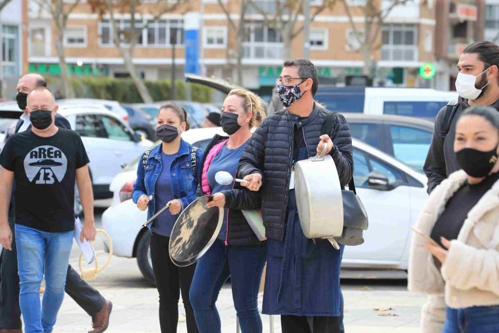 Hosteleros protestan en Cartagena por el cierre de los bares