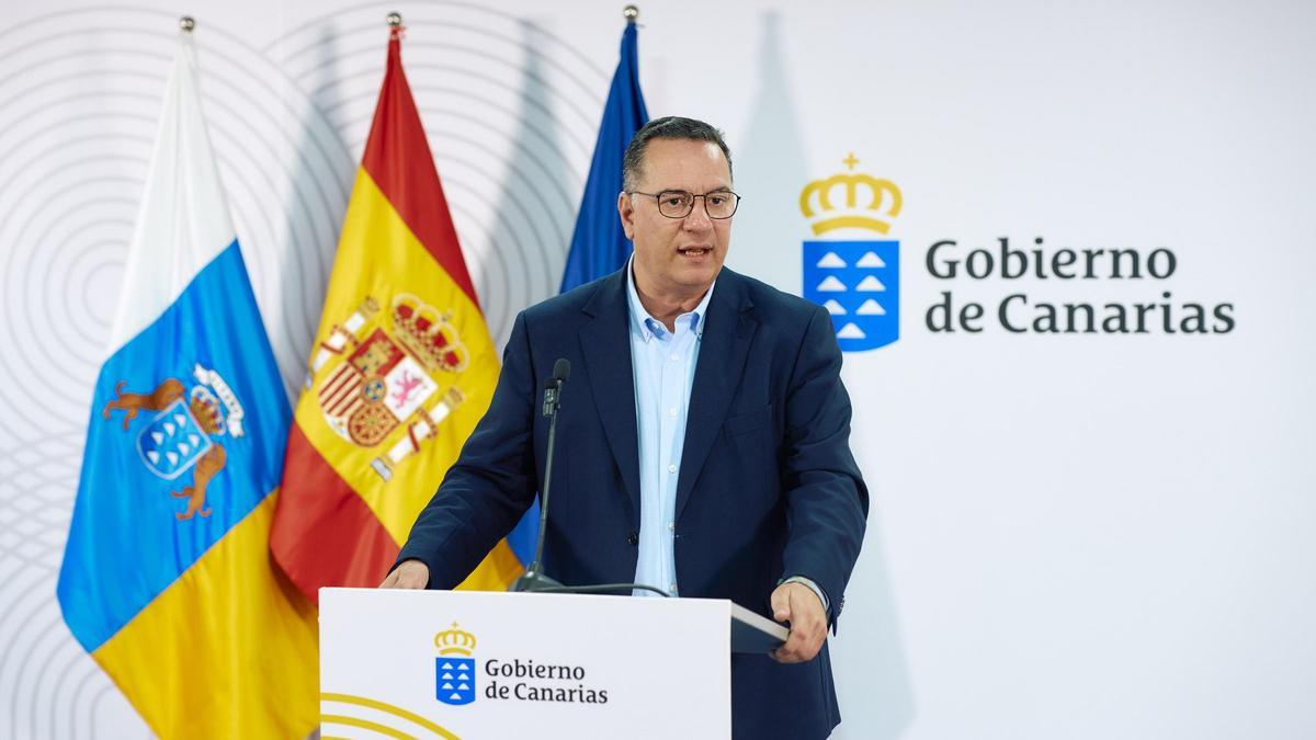 El consejero de Educación, Poli Suárez, durante la rueda de prensa.