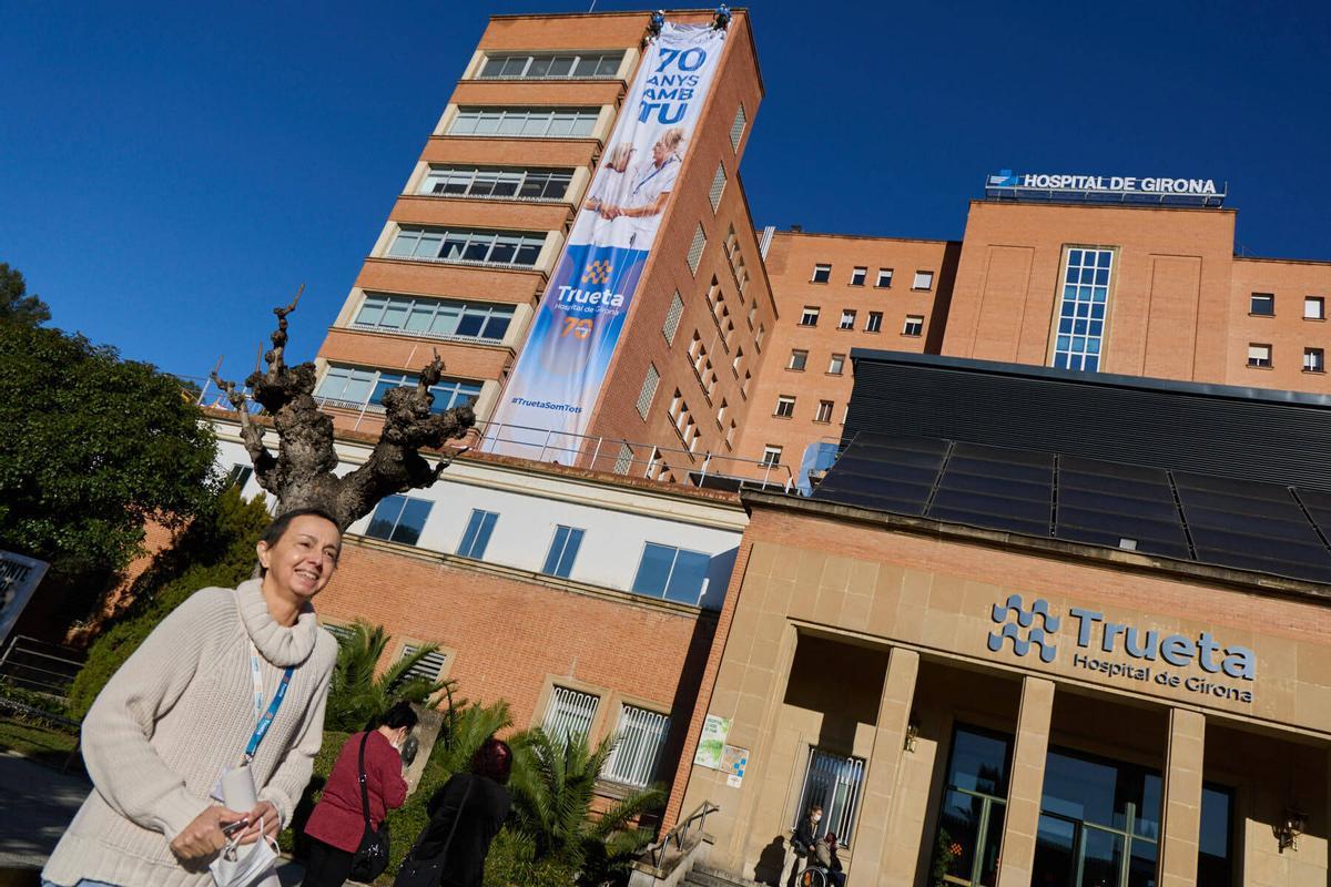 Desplegament de la lona commemorativa 70è aniversari Hospital Trueta