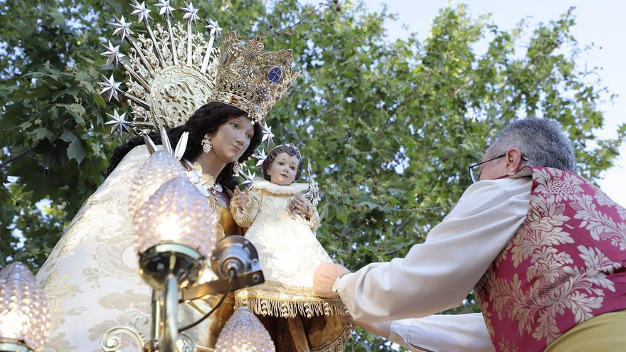 Las fallas de Russafa vibran con la visita de la Peregrina