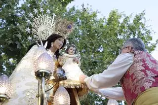 Las fallas de Russafa vibran con la visita de la Peregrina