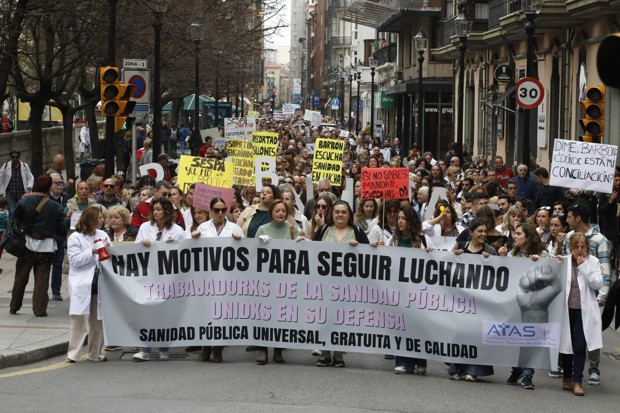 En imágenes: Los sanitarios se manifiestan en Gijón al grito de "no queremos más dinero, queremos mejores condiciones laborales"