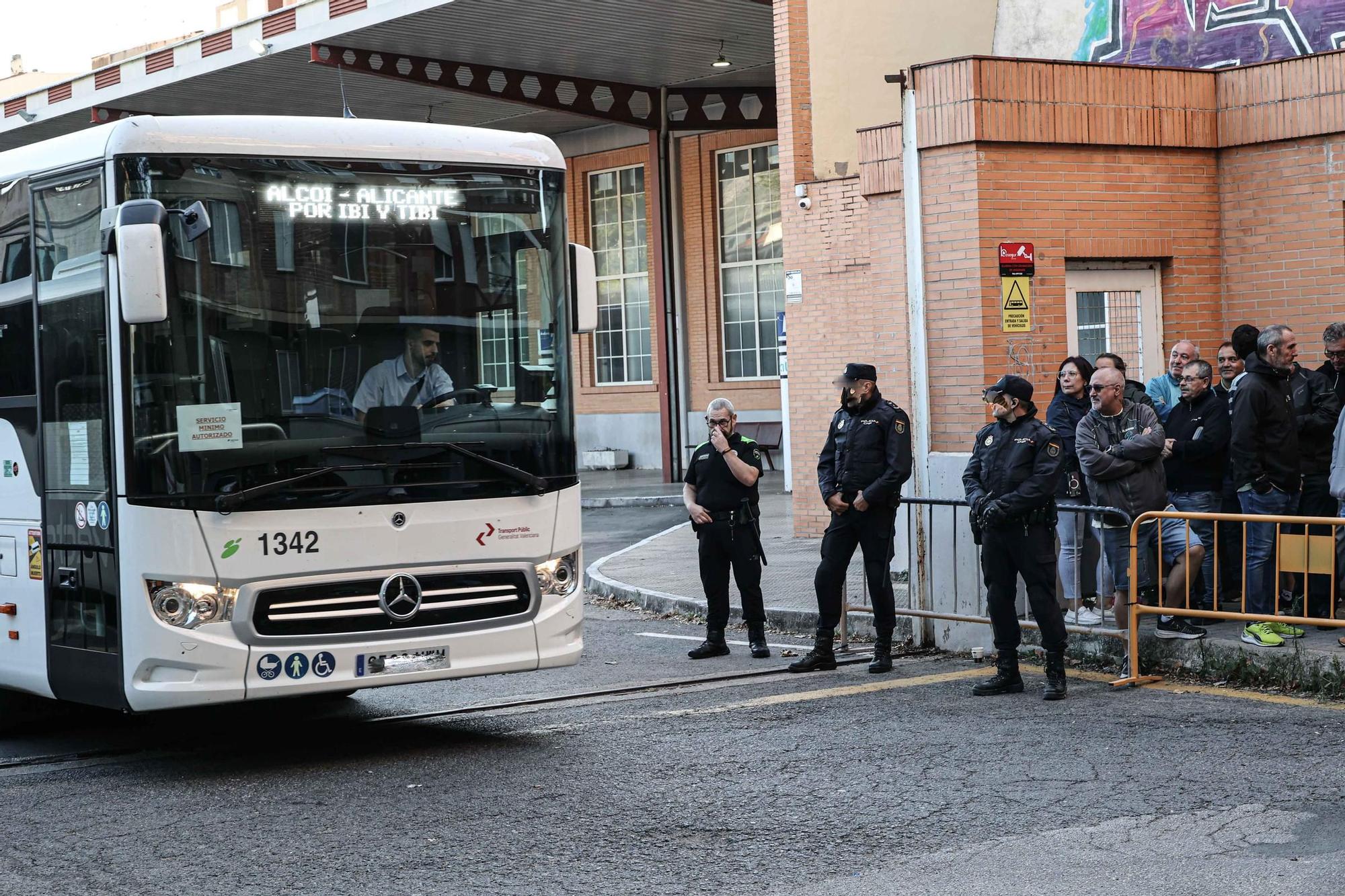 Imágenes de la huelga de los trabajadores de Automóviles La Alcoyana Vectalia