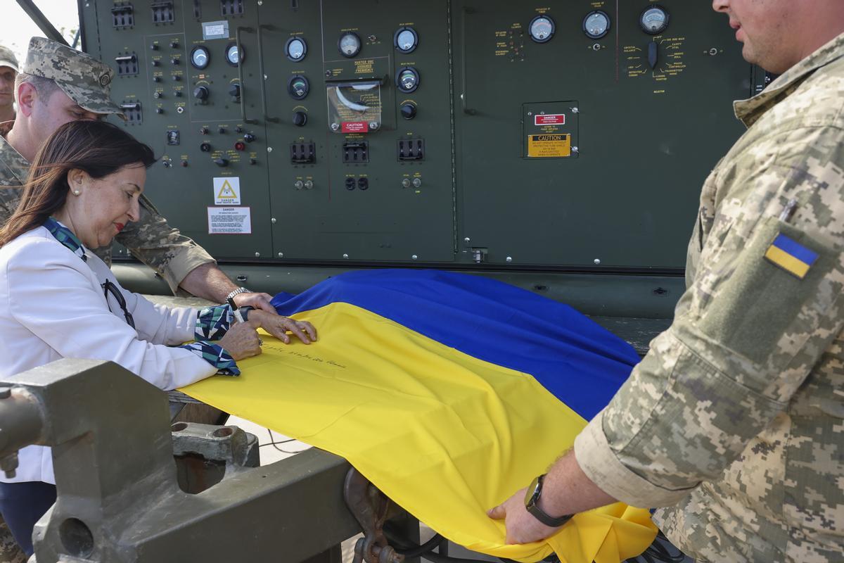 La ministra de Defensa, Margarita Robles, durante una vista este pasado viernes al Regimiento de Artillería Antiaérea 74 de San Roque (Cádiz).