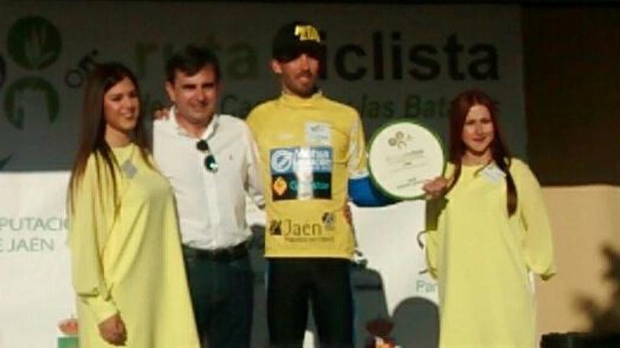 Eusebio Pascual, en el podio, con el maillot de líder