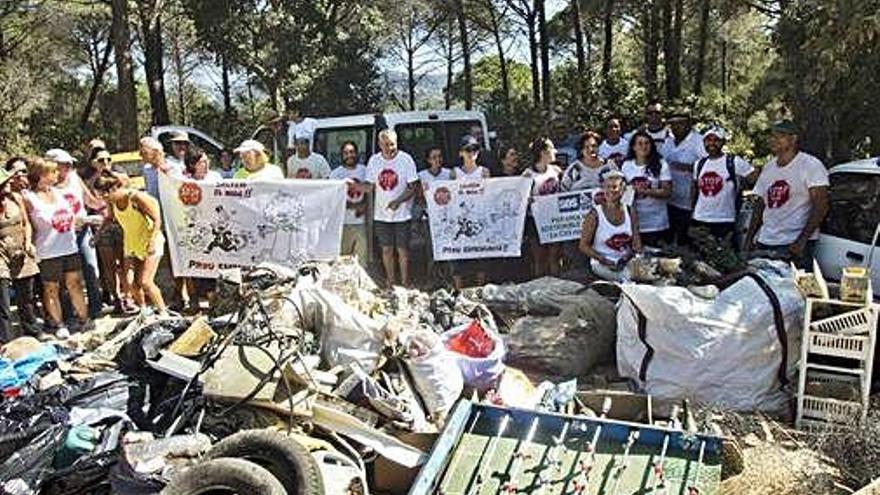 Recullen uns 100 quilos de brossa del paratge del Vilar