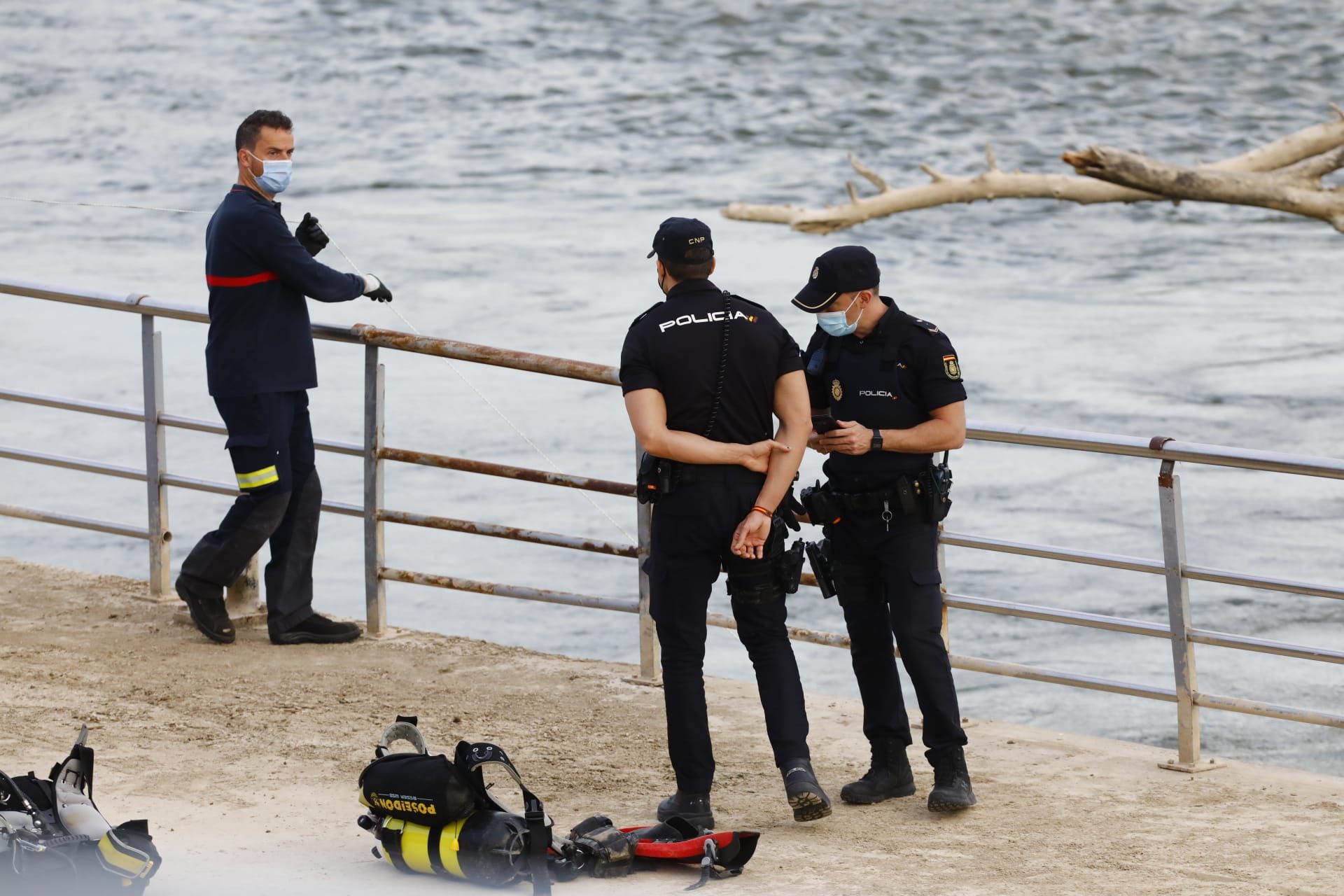 La policía y los bomberos buscan a un niño desaparecido en el Ebro