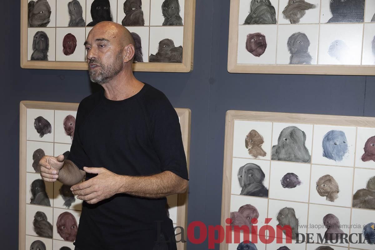 Así es la exposición 'Los Asomados' de Lidó Rico, que llega a Caravaca en su Año Jubilar