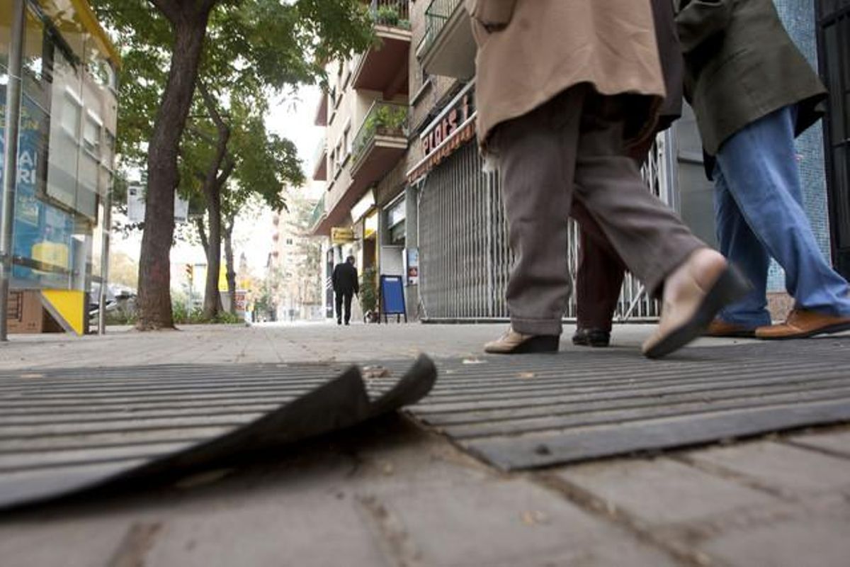 Bandes rugoses aixecades en una parada d’autobús a Barcelona.