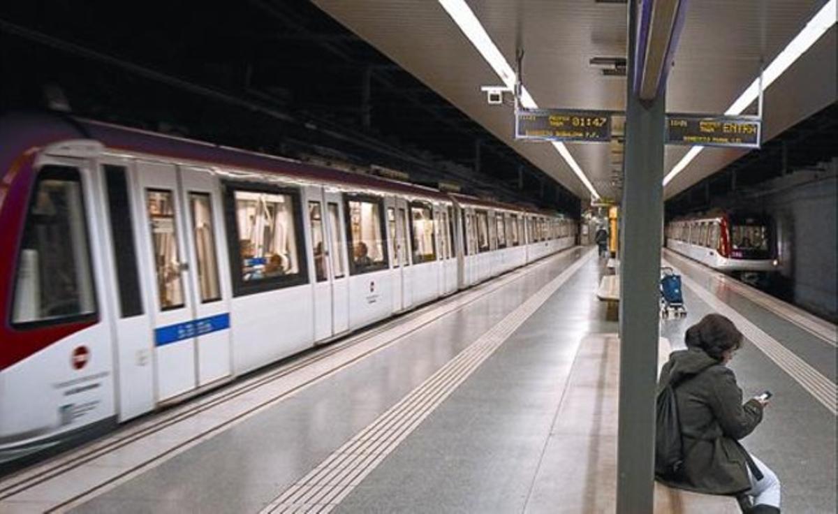 Dos metros coincideixen a l’estació de Sant Antoni de la L-2, divendres, on comença el tram de les vies que causen tremolors als edificis.