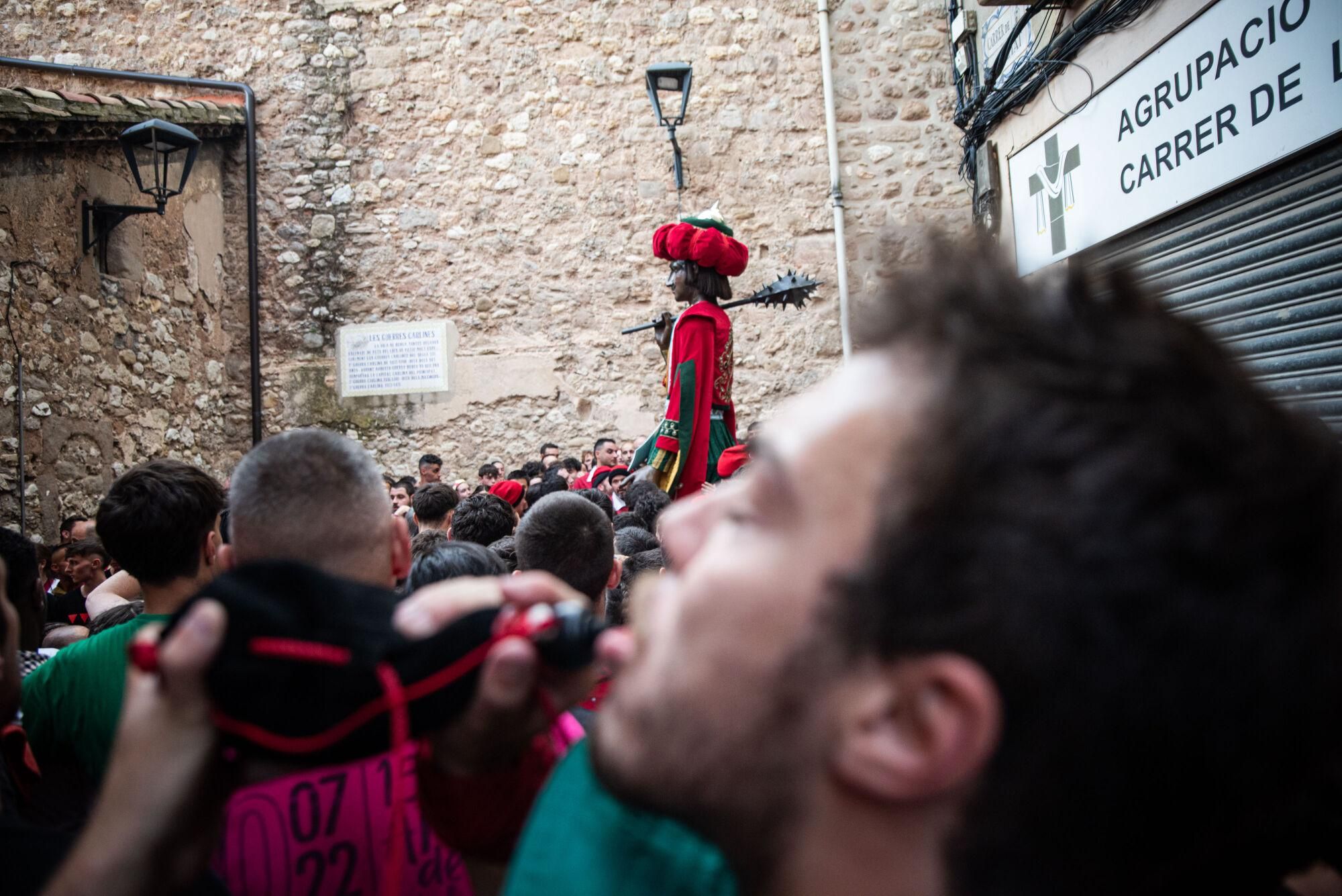 Les millors fotos dels primers salts del passacarrers de la Patum 2025