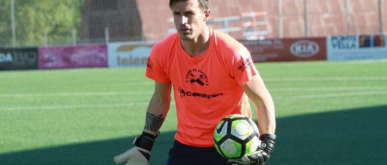 Patricio Guillén, durante una jornada de trabajo en la escuela de porteros Ángel&amp;Pato. // Iñaki Osorio