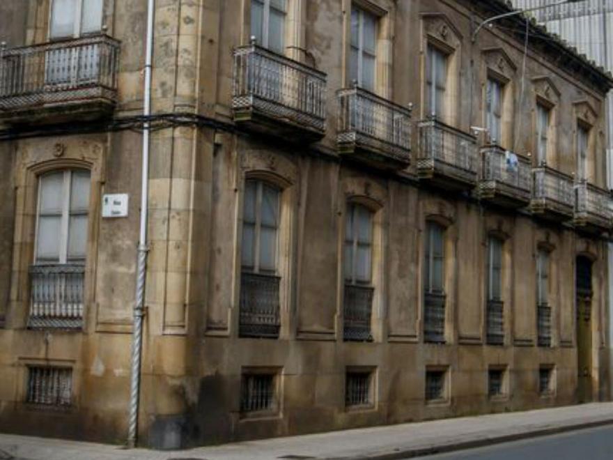 Una casa de piedra en la confluencia de Rosalía de Castro y la calle Colón, en el centro de Vilagarcía. Se vende por 450.000 euros.