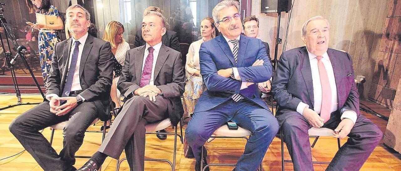 Por la izquierda, Fernando Clavijo, Paulino Rivero, RománRodríguez y Jerónimo Saavedra, expresidentes de Canarias en la toma de posesión de Ángel Víctor Torres.