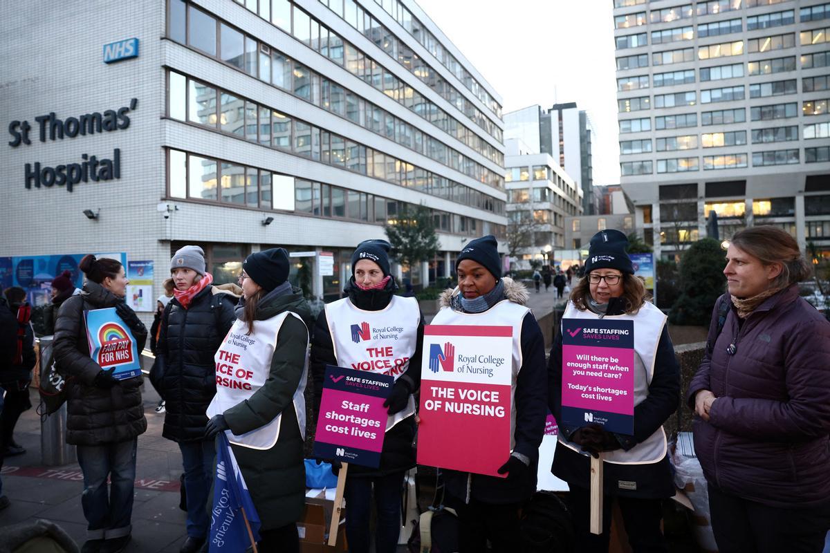 Protesta de enfermeras del sistema de salud público del Reino Unido (NHS, por sus siglas en inglés), frente al Hospital St. Thomas de Londres. Reclaman recibir un salario digno acorde con el trabajo que realizan.