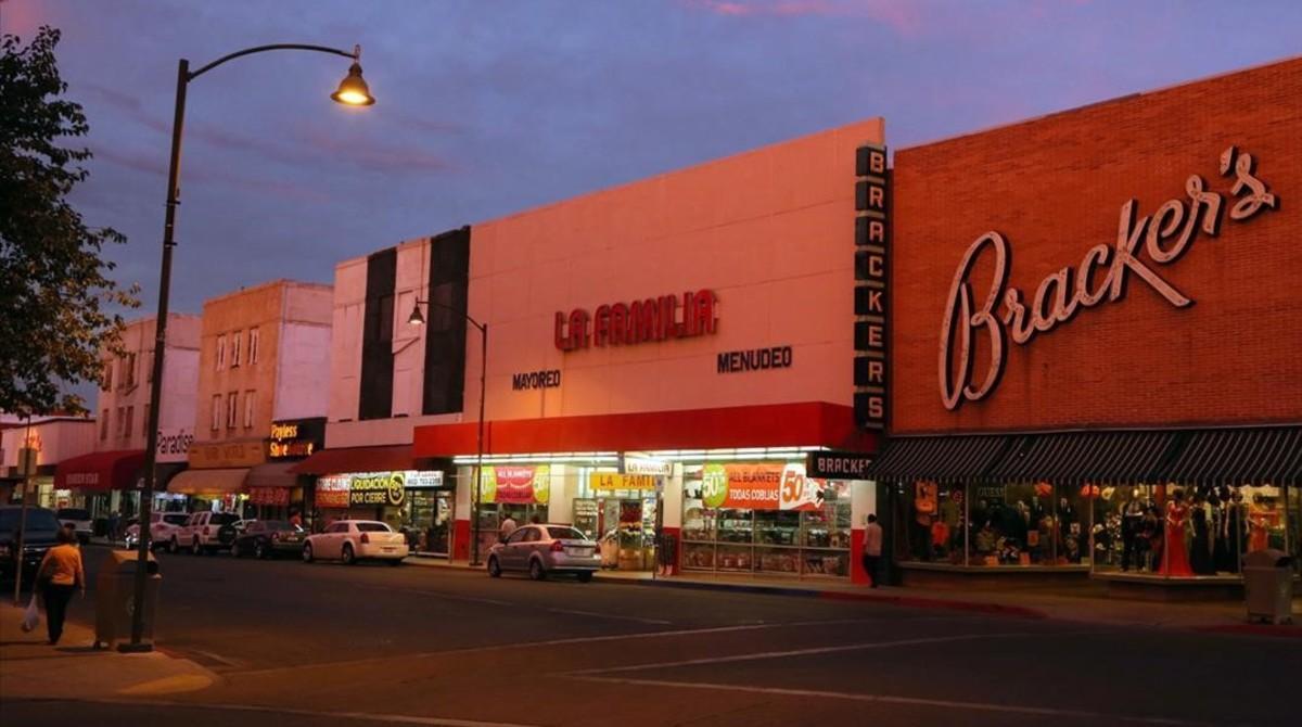Tiendas de electrónica, ropa y bazares copan las calles comerciales de Nogales (Arizona). La depreciación del peso está provocando el cierre de comercios.