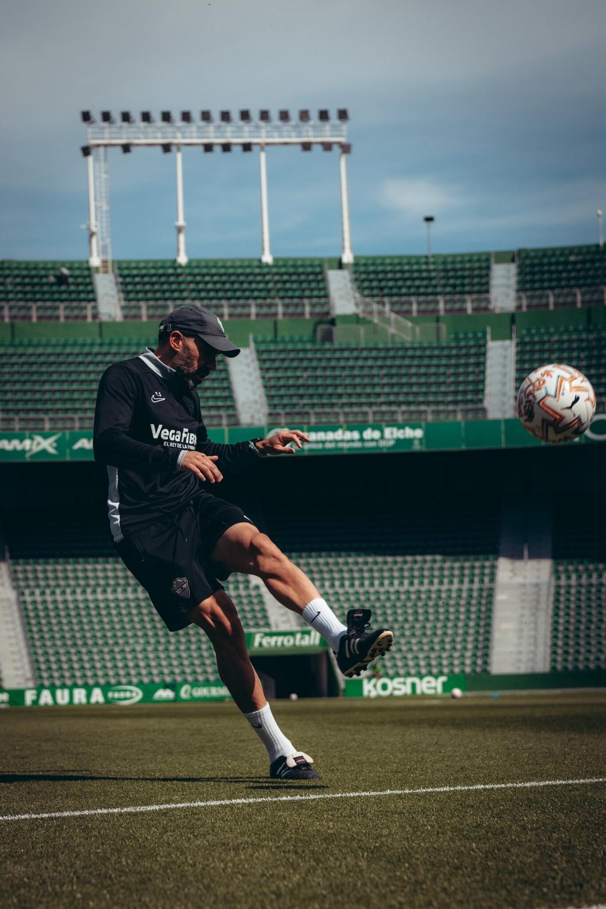 Eder Sarabia, ratificado por el propietario, golpea a un balón, en el estadio Martínez Valero.