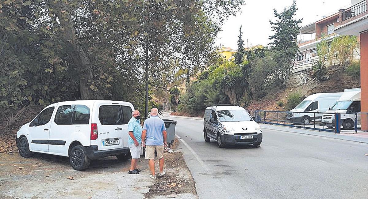 Los vecinos piden que se mejore la peligrosa incorporación de los coches a la Carretera del Colmenar en este punto.