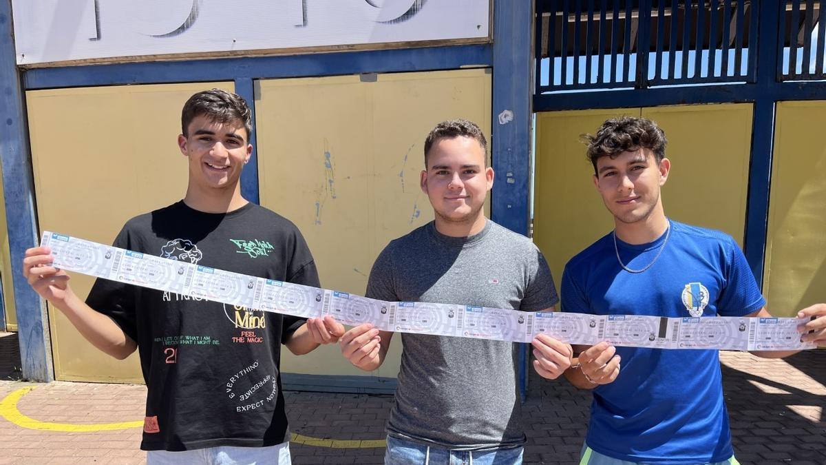 De izquierda a derecha, los estudiantes universitarios, Alberto, Borja Santana y Pedro de la Nuez.