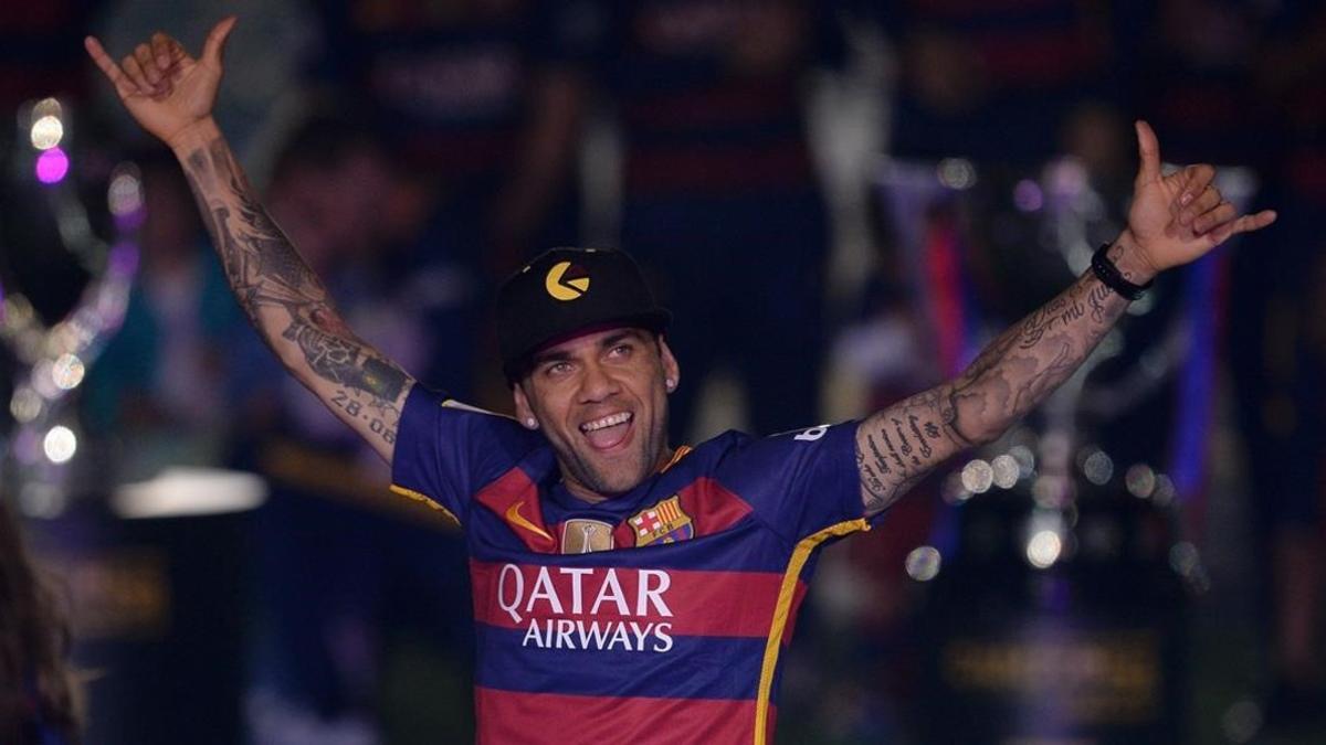 Alves saluda a la hinchada de Camp Nou en la celebración de la Copa del Rey.