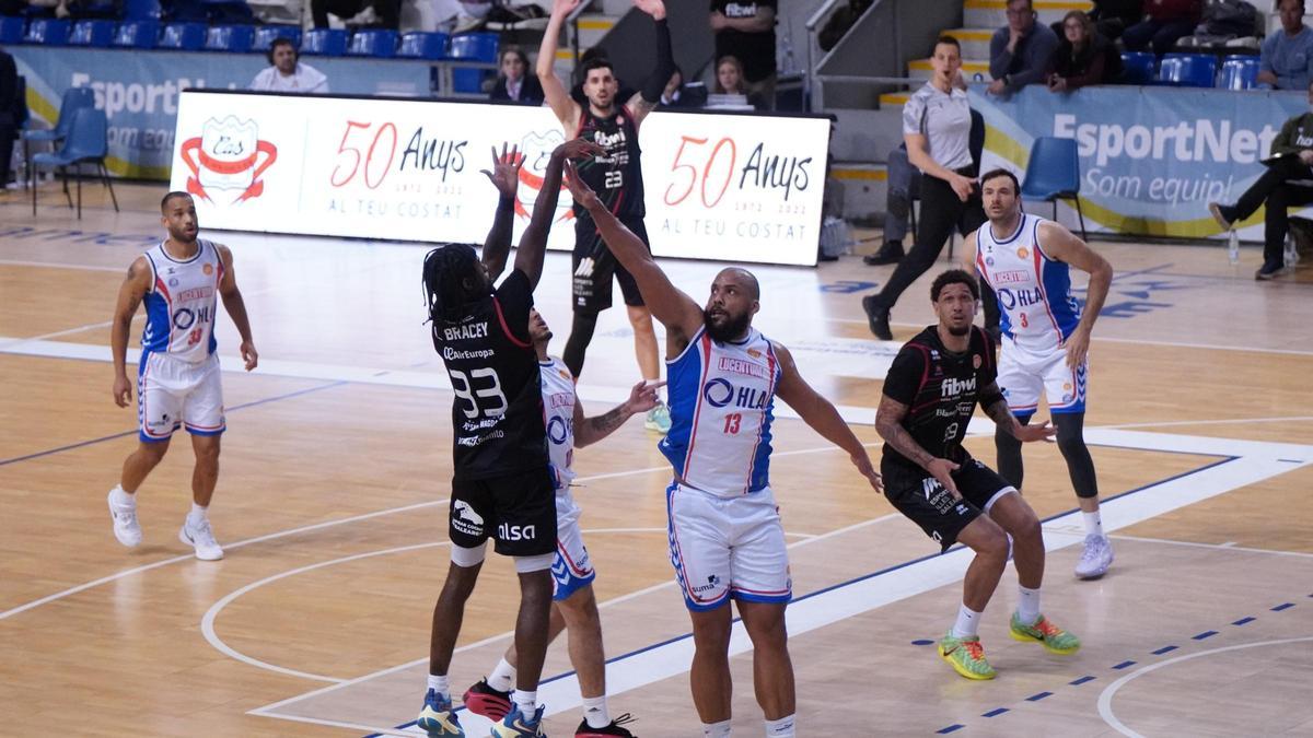 Larsen intenta taponar a Bracey.