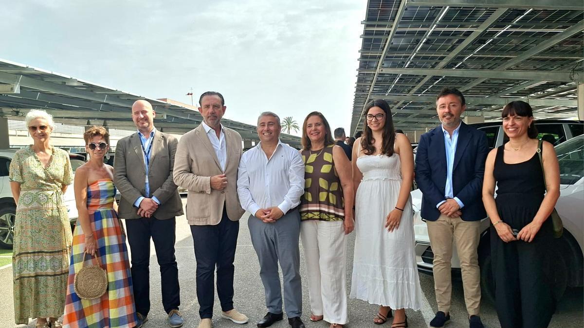 Las autoridades autonómicas y municipales, en el aparcamiento del Hospital.