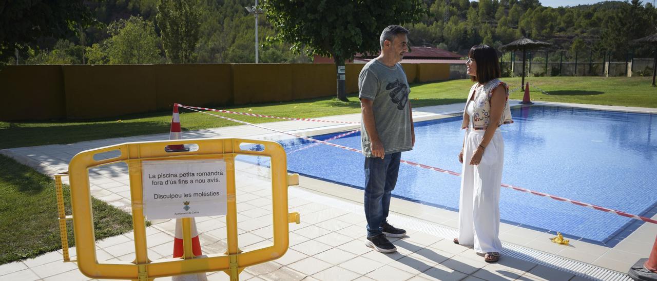 L'alcaldessa de Callús, Elisabet Hernández, i el regidor Antoni Vima, al davant de la piscina tancada