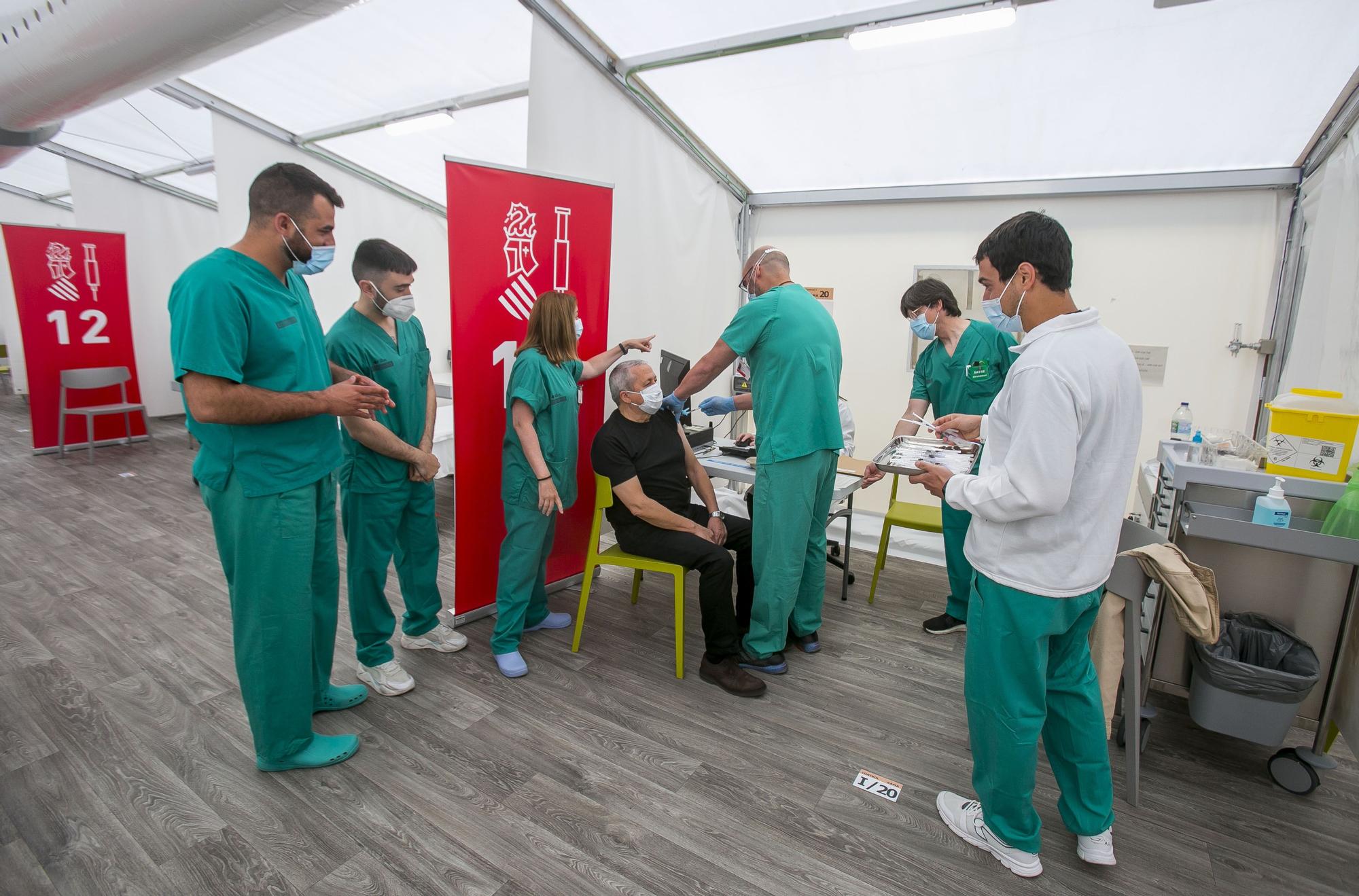 Comienza la vacunación masiva en el hospital de campaña de Alicante