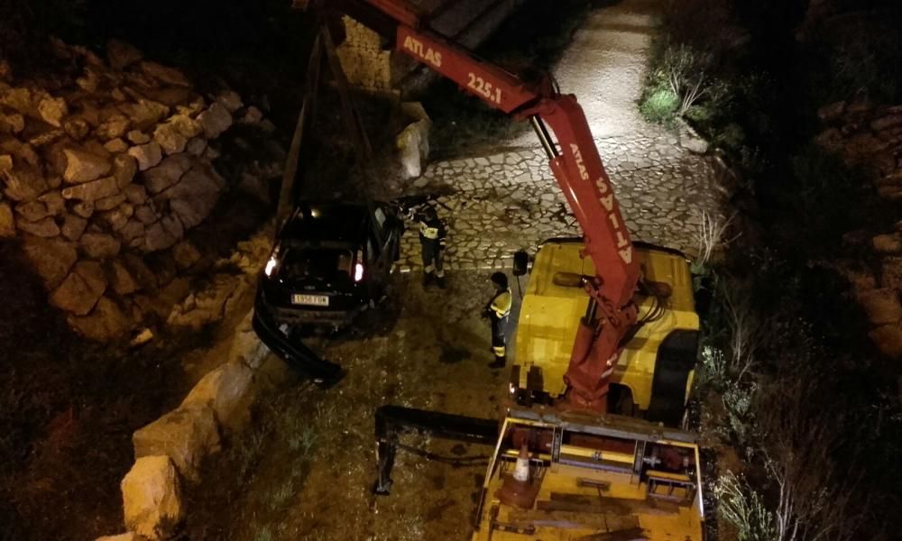 Un coche cae al cauce del río Tarafa en Aspe