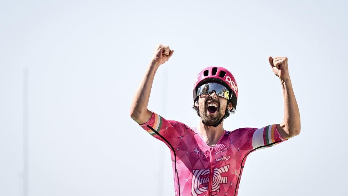 Ben Healy celebra la victoria en la sexta etapa del Tour.