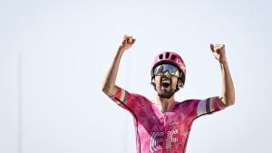 Ben Healy celebra la victoria en la sexta etapa del Tour.