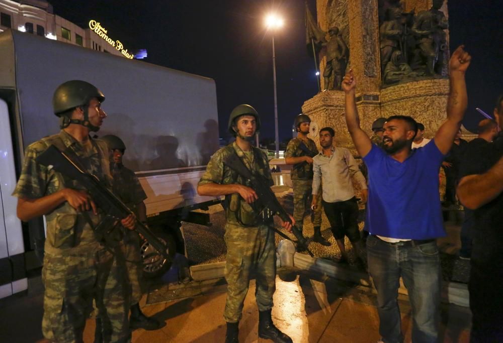 Manifestació davant el Monument a la República a la Plaça de Taksim a Istanbul,