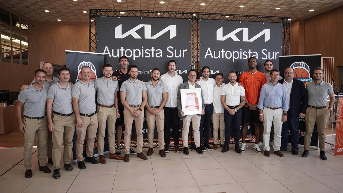 La plantilla de Kia Autopista Sur y los representantes del Valencia Basket Club posaron para la foto de familia.